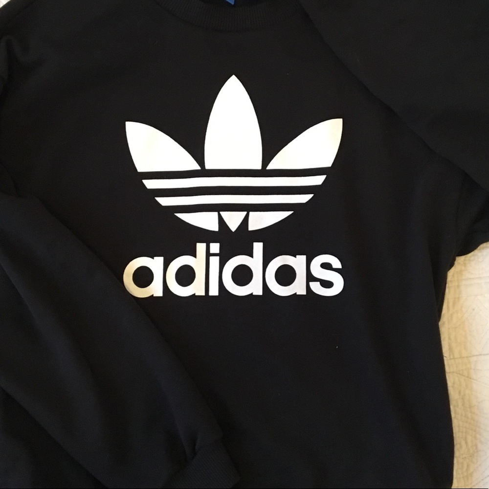 Adidas crewneck sweatshirt with pockets!